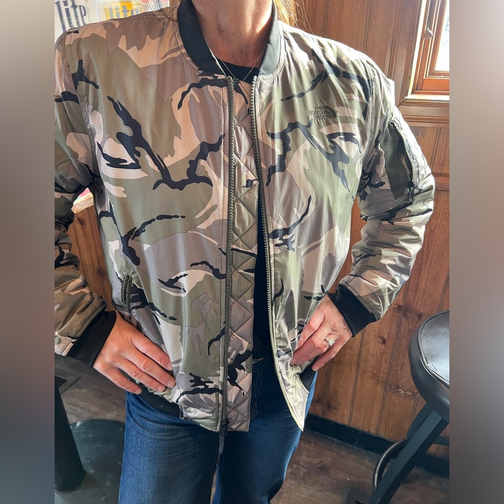The North Face Woman's Barstol Bomber Jacket Full Zip Quilted Camo Size L  cute!